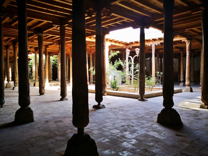 Das Dach der Dschuma-Moschee wird von 250 kunstvollverzierten Holzsäulen getragen               