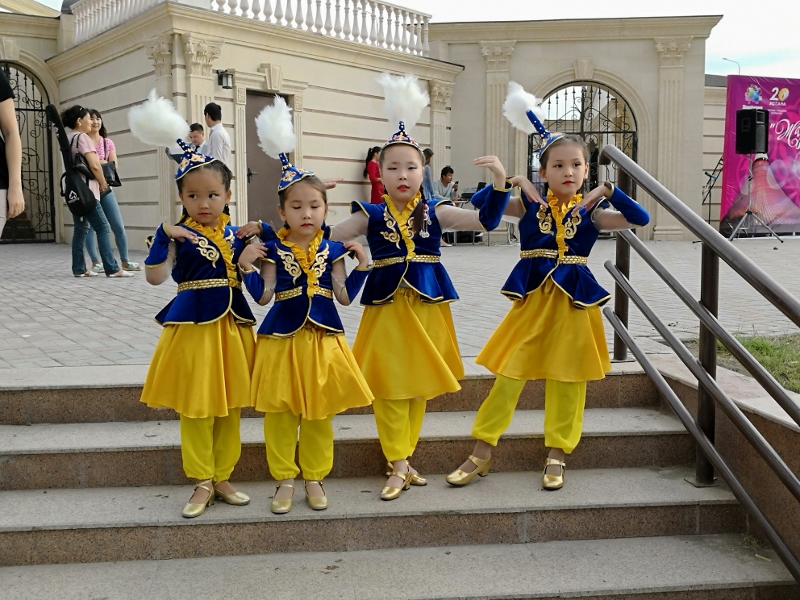 Entzückende kleine Tänzerinnen im Freizeitpark