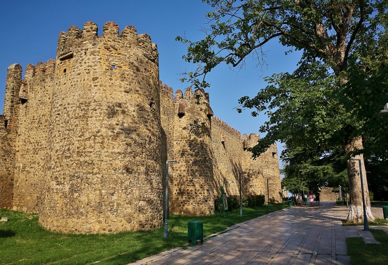 Hinter den Mauern liegt das Schloss Batonisziche