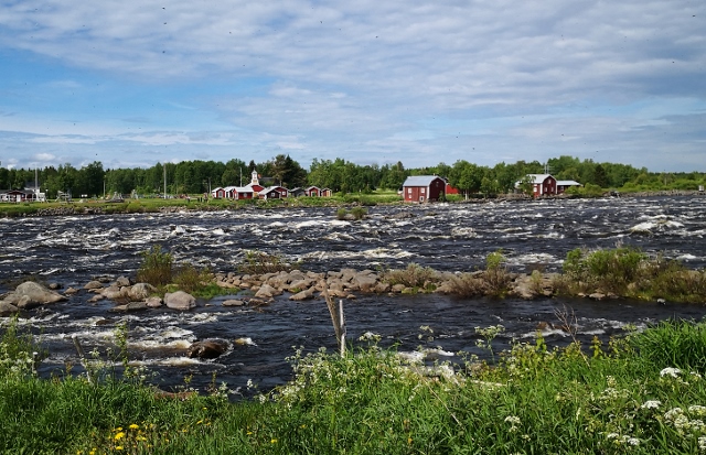 Die Stromschnellen Kukkolankoski im Fluss Tornionjoki
