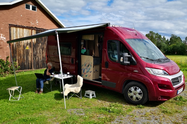 Gemütliches Campingleben am Straßenrand von Sölviken